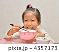ラーメンを食べる女の子