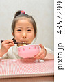 ラーメンを食べる女の子