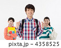 カジュアルな服を着た男女