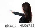 拳銃を持つ女性