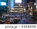 渋谷駅前のスクランブル交差点の夜景