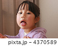 舌を出す女の子