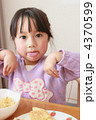 食事中におばけのまねをして舌をだす3才の女の子