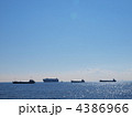 海に浮かぶタンカー群