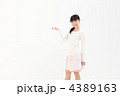 手をかざす若い女性