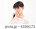 鼻をつまむ女性