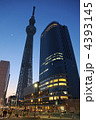 薄暮の東京スカイツリーとイーストタワー