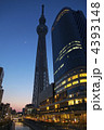 薄暮の東京スカイツリーとイーストタワー