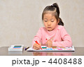 お絵かきする女の子