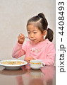 チャーハンを食べる女の子