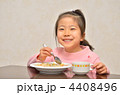 チャーハンを食べる女の子
