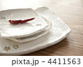 和の食器と唐辛子