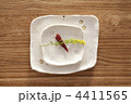 和の食器と唐辛子