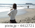 鎌倉の海と江ノ島とサーファーと親子