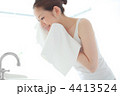 洗顔・顔を拭く若い女性