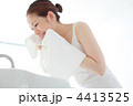 洗顔・顔を拭く若い女性