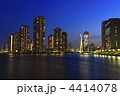 超高層マンション群が見える薄明夜景