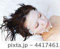 目を閉じる／濡れ髪／上部から顔と肩口／フェイスパック／若い女性