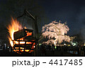かがり火と祇園円山公園の枝垂れ桜