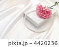 カーネーションとパールのネックレス