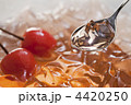 さくらんぼゼリーとスプーン さくらんぼゼリーとスプーン