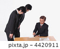仕事で失敗して謝る部下