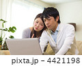ネットをする夫婦