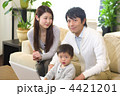 インターネットをする親子