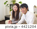 仲良く座る夫婦