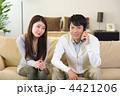 電話をする夫婦