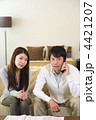 電話をする夫婦