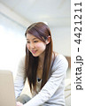 ＰＣをする女性