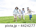 草原を走る4人の若者たち
