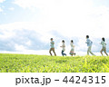 草原を走る5人の若者たち