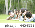 芝生の上に寝転ぶ5人の若者たち