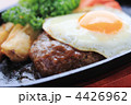 目玉焼きの乗ったデミグラスハンバーグのアップ