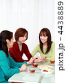 スマホする3人の女性