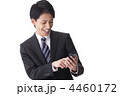 スマートフォンを持つビジネスマン