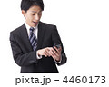 スマートフォンを持つビジネスマン