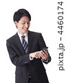 スマートフォンを持つビジネスマン