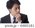 悩む新人ビジネスマン