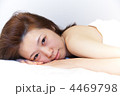 微笑み／横向き／うつ伏せ／素肌・裸／エステ休憩中／若い女性