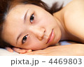 誘惑の眼差し／横向き／顔・表情・素顔／エステ休憩中／若い女性