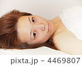 微笑み／仰向け／顔・表情・素顔／エステ休憩中／若い女性