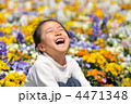 花畑で爆笑する女の子