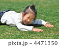 芝生広場で寝転んで遊ぶ女の子