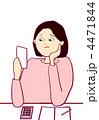 家計簿つける女性