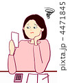 家計簿つける女性