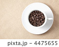 カップに入れたコーヒー豆