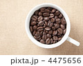 カップに入れたコーヒー豆